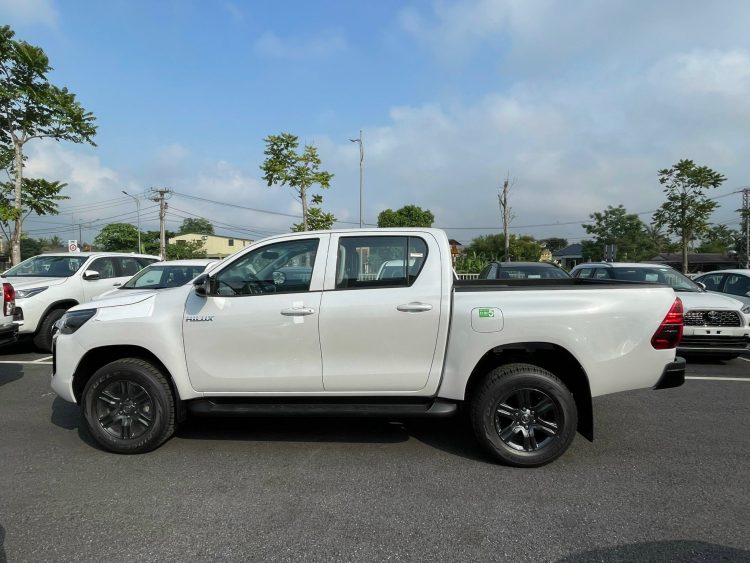 Toyota Hilux 2.4E 4×5 MT