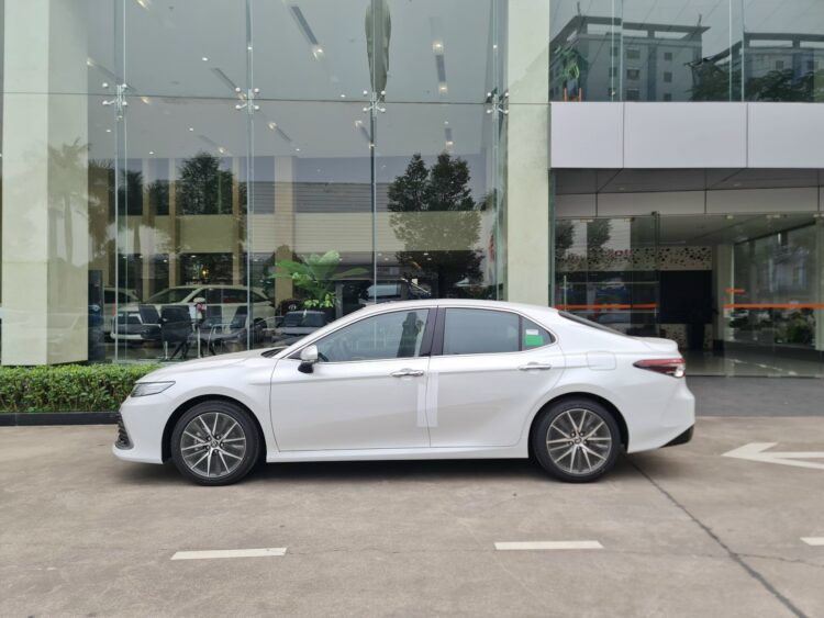 Toyota Camry 2.5HEV Top